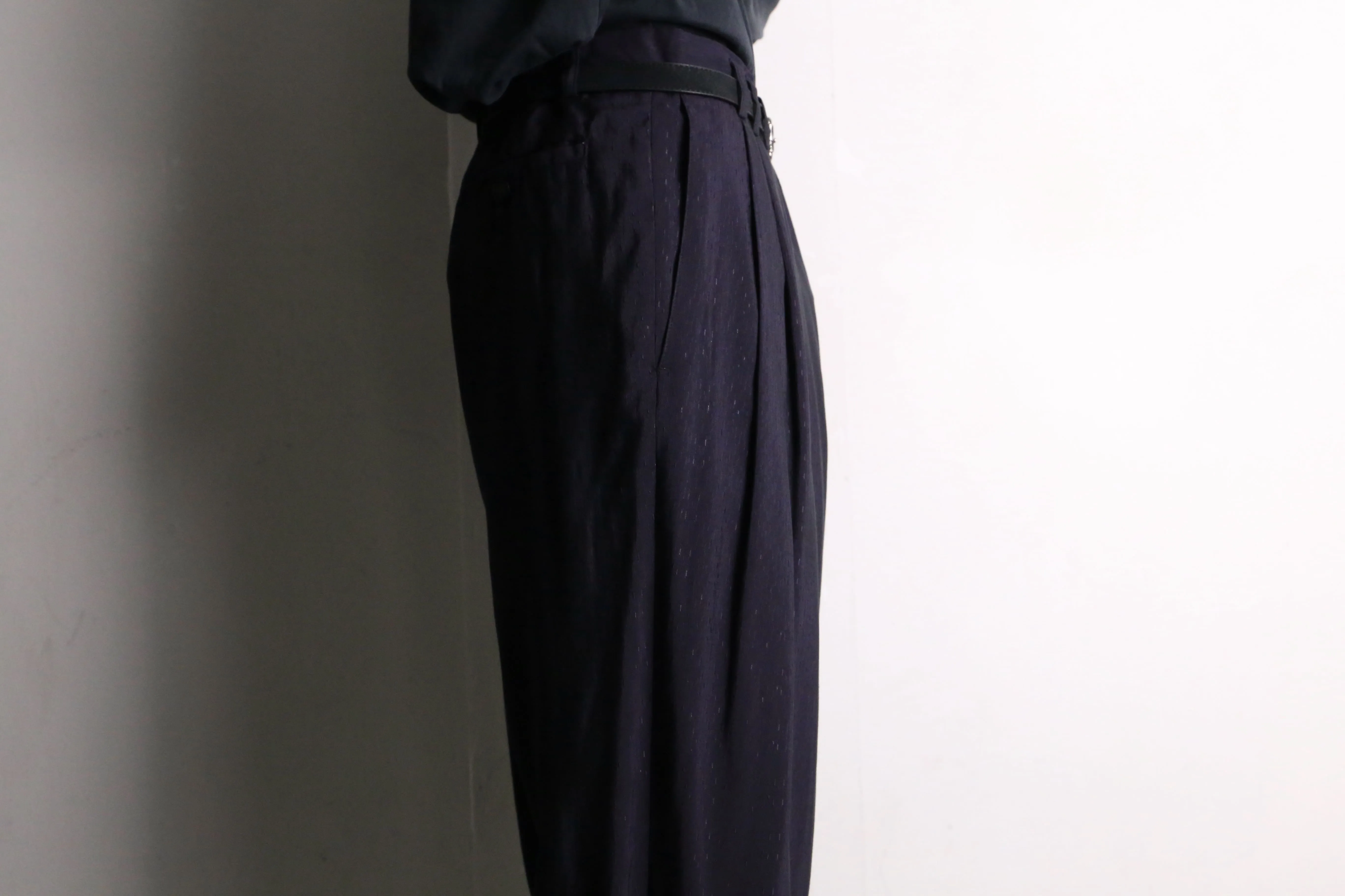 navy color woven pattern tuck tapered pants