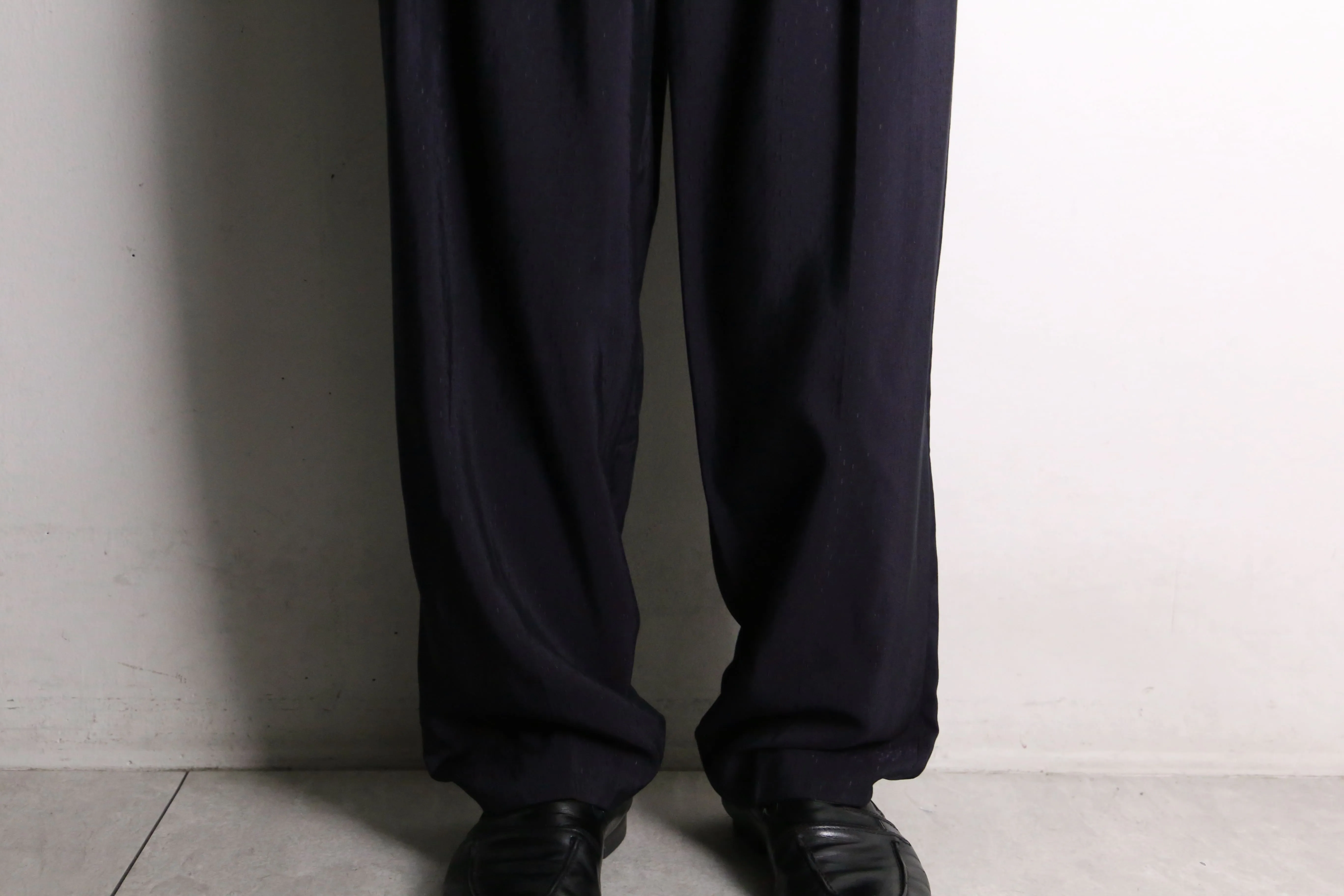 navy color woven pattern tuck tapered pants