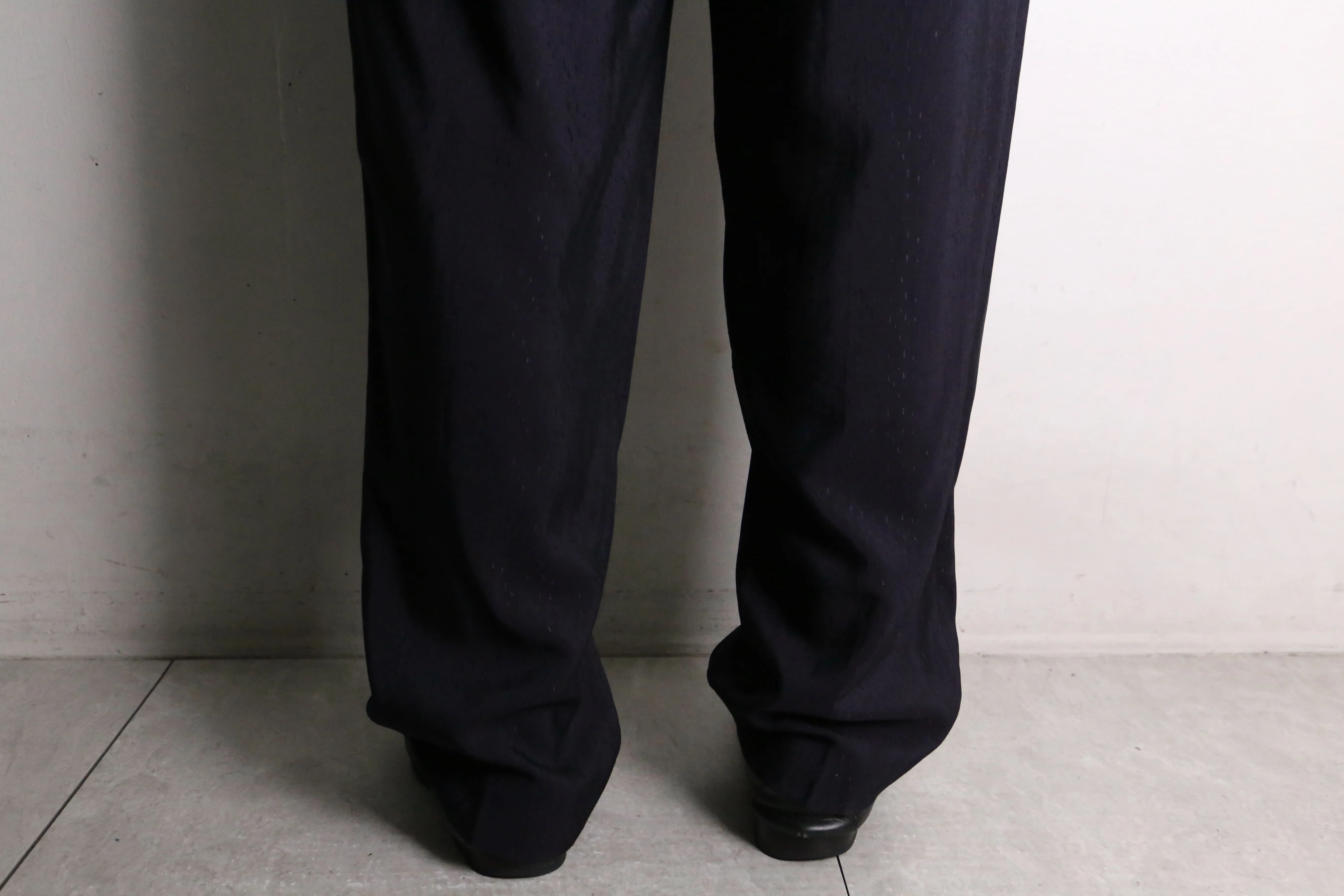 navy color woven pattern tuck tapered pants