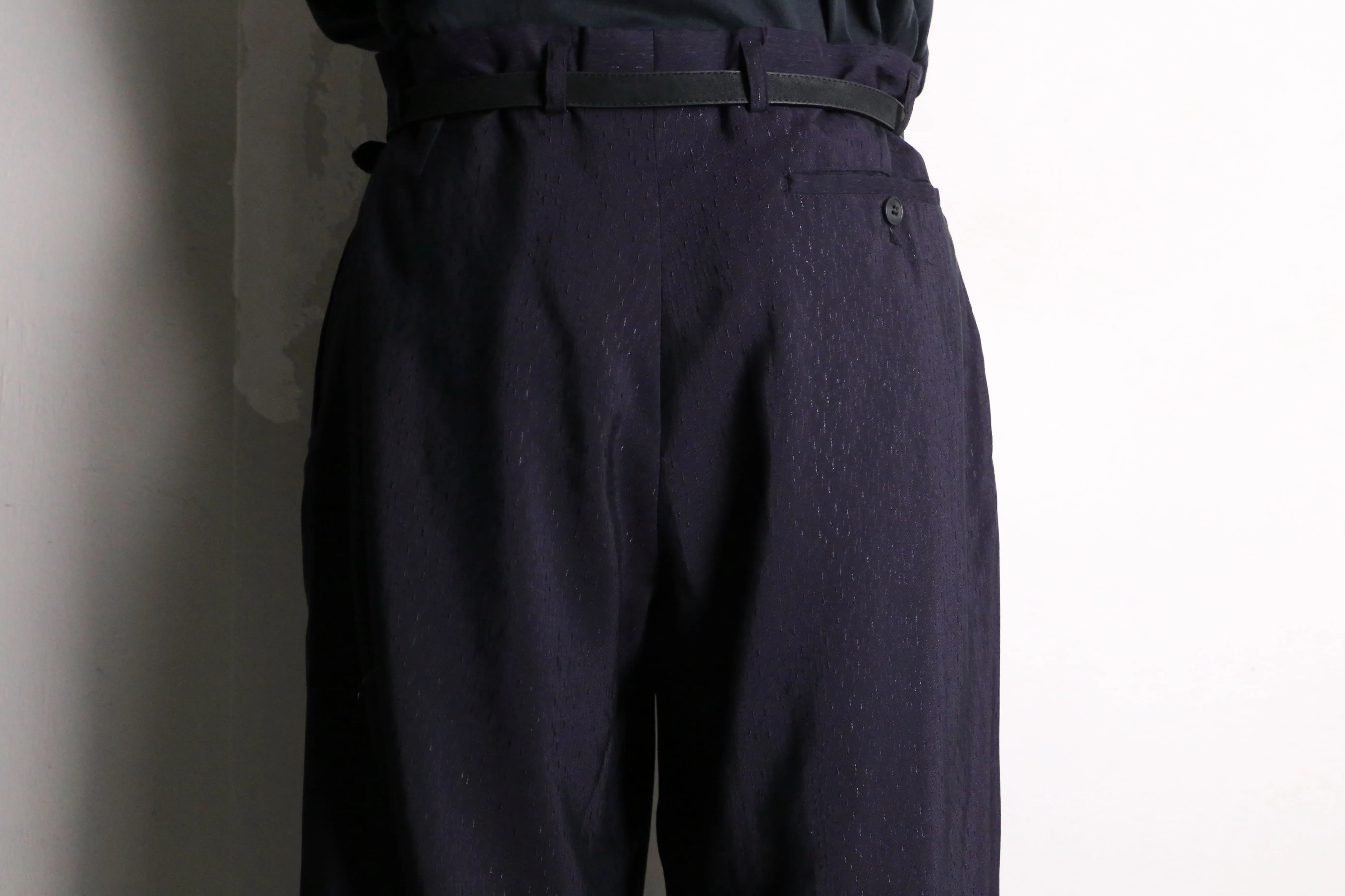 navy color woven pattern tuck tapered pants