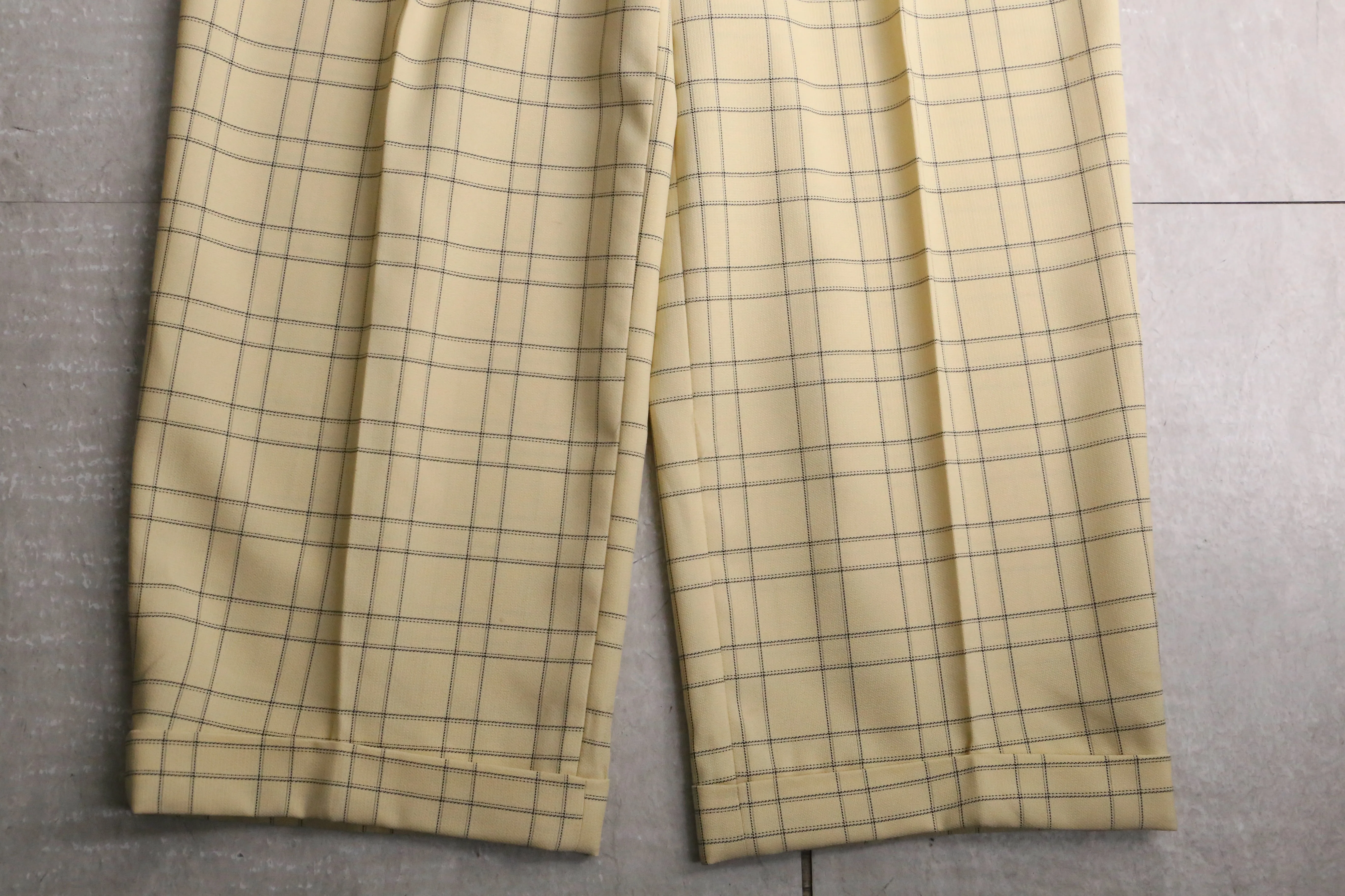 yellow color check pattern two tuck pants