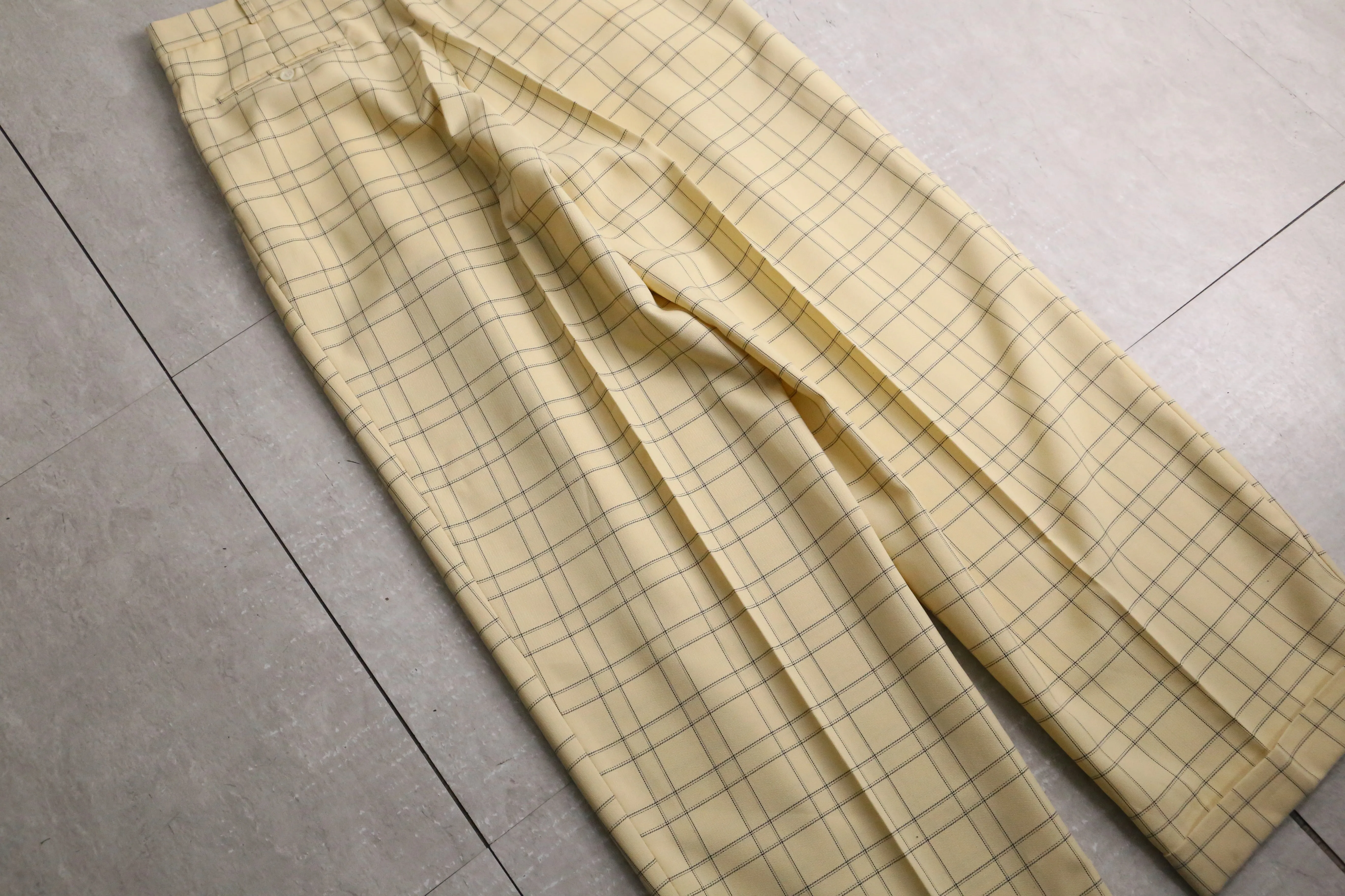 yellow color check pattern two tuck pants