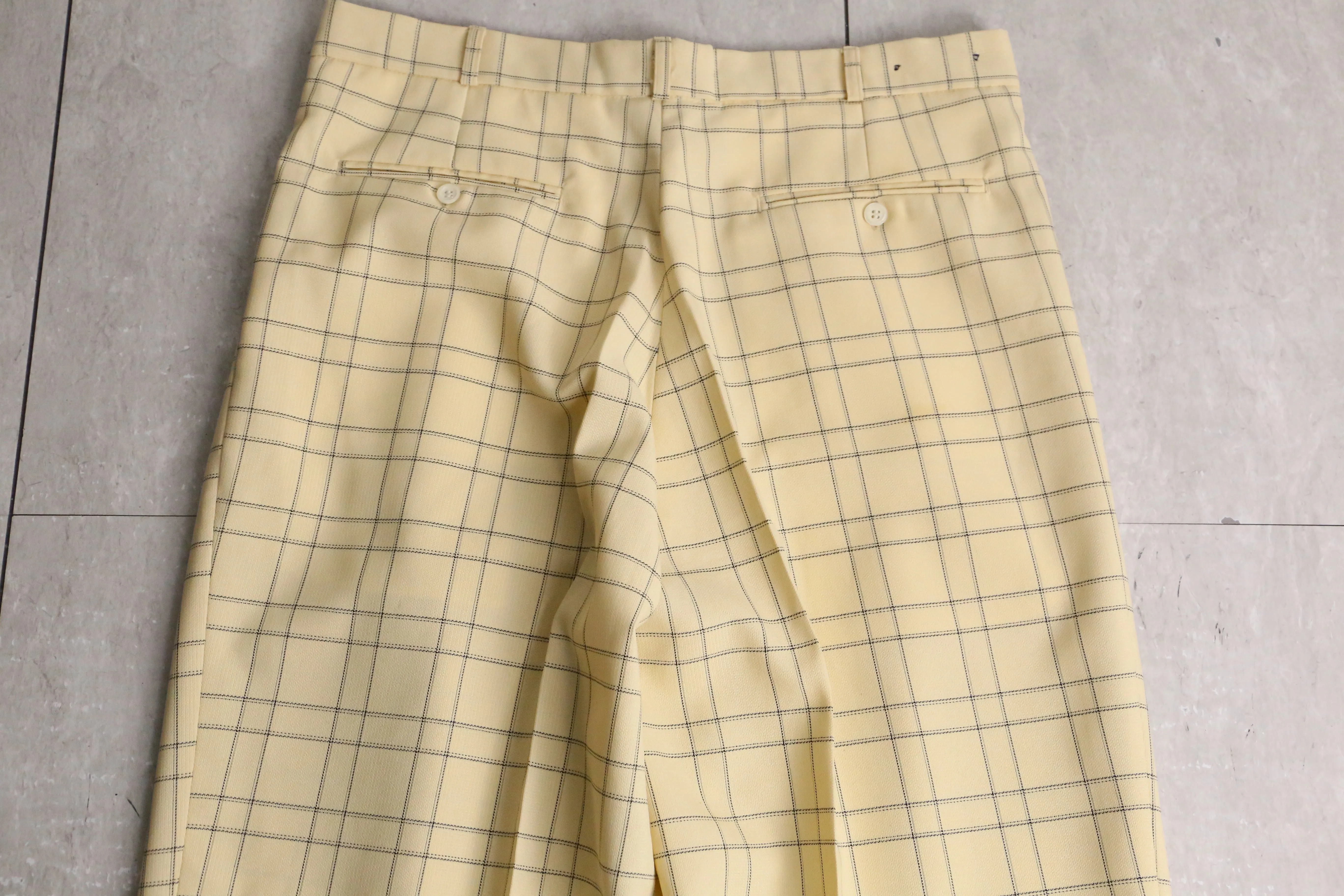 yellow color check pattern two tuck pants