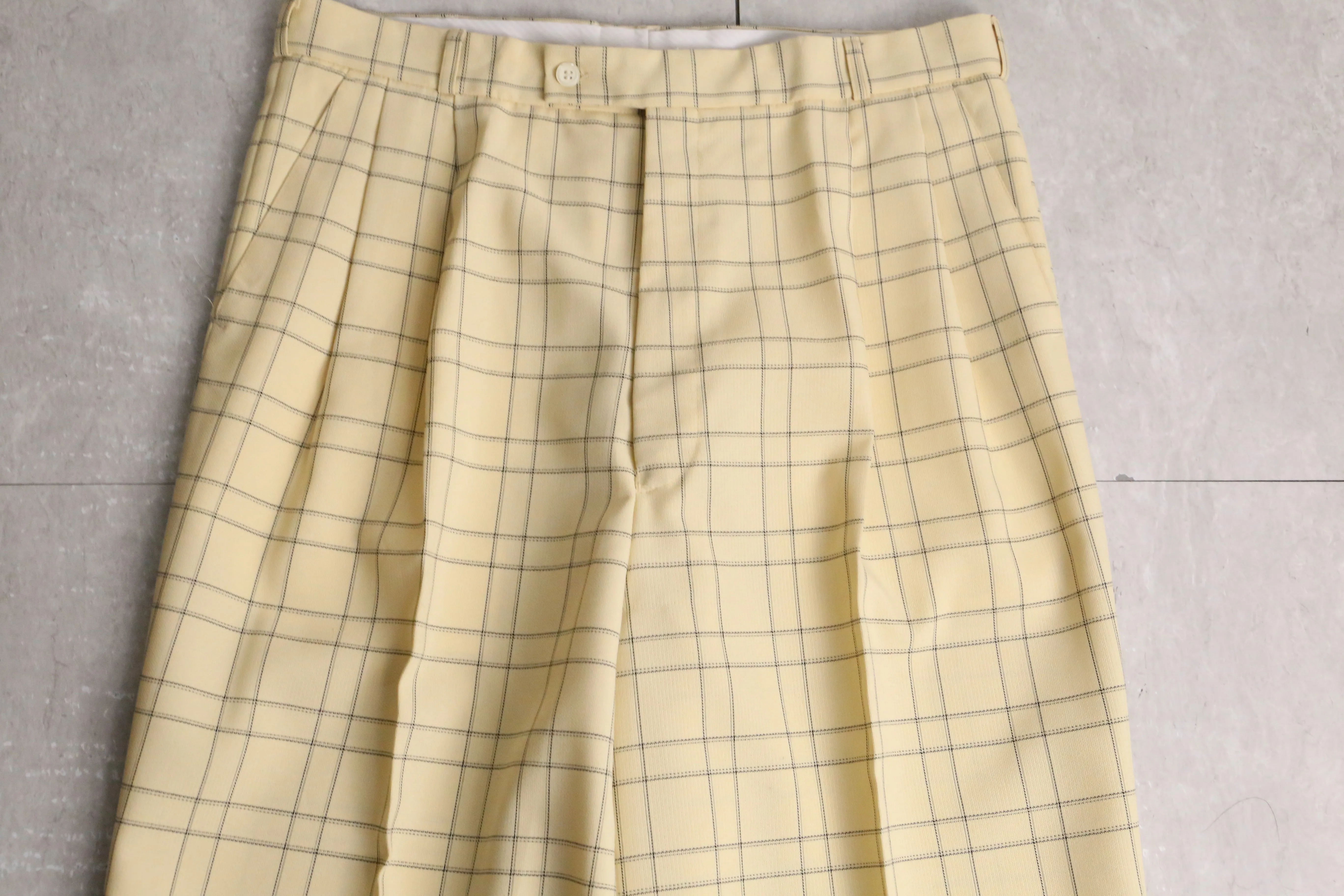 yellow color check pattern two tuck pants