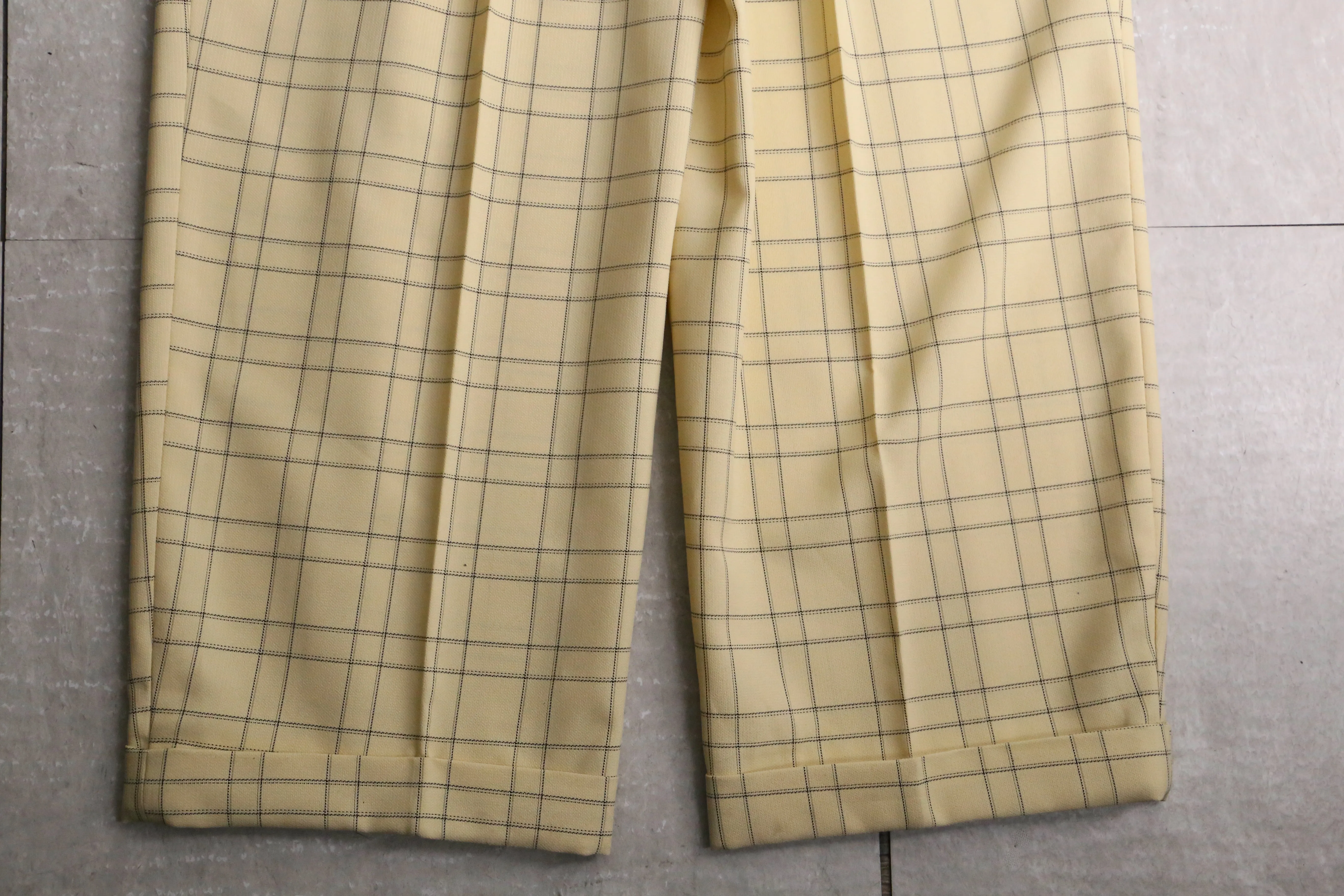 yellow color check pattern two tuck pants